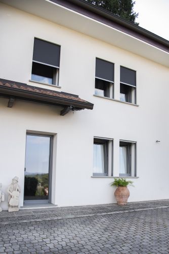casa con finestre e tende tecniche