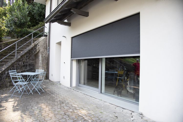 casa con vetrata e scorrevole oscurante