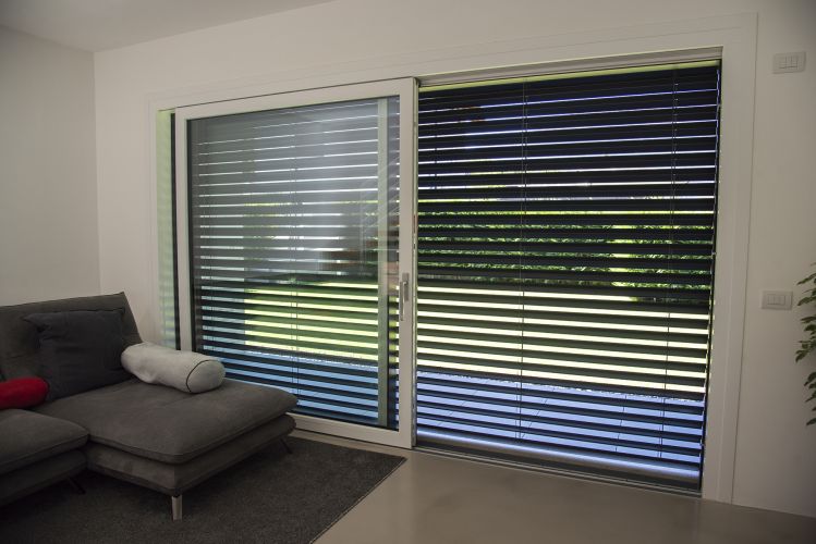 finestra con oscuranti vista dall'interno della casa