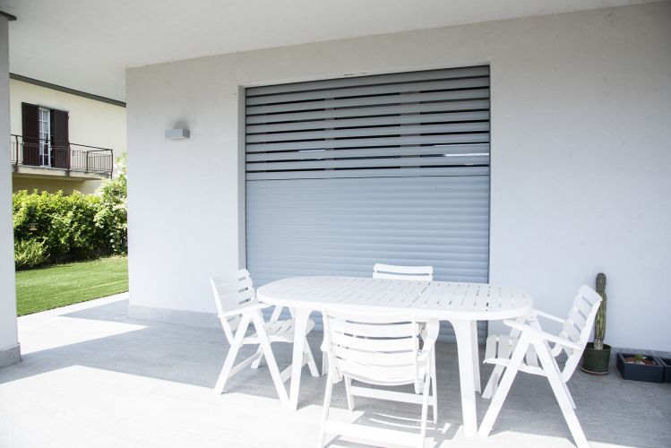 giardino con finestra con tapparelle