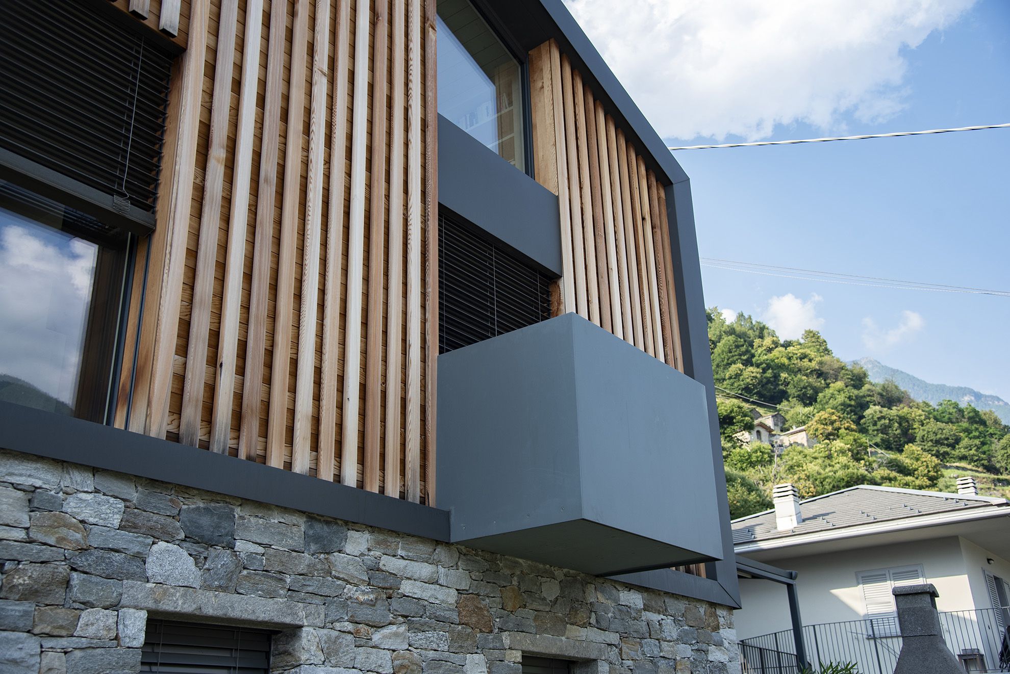 particolare casa con serramenti e balconcino
