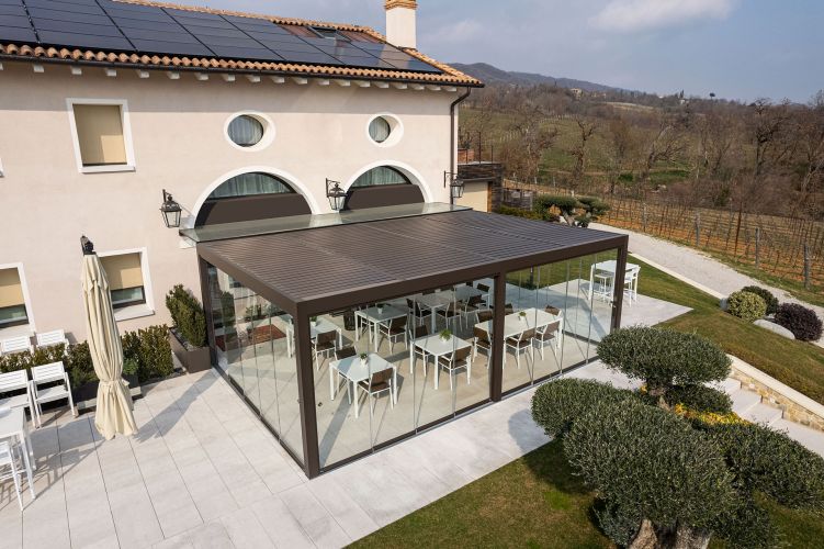 pergola bioclimatica tavoli esterno per ristorante