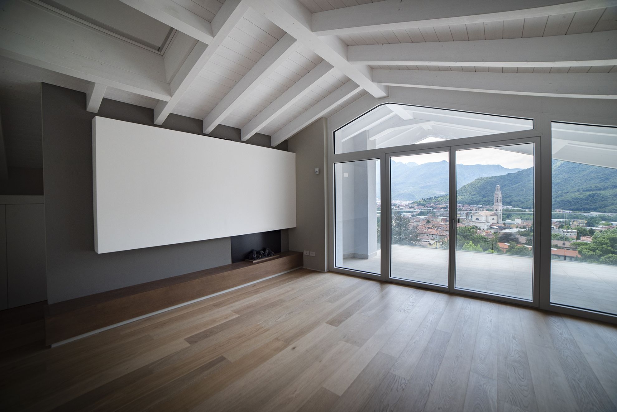 sala vuota con finestra vetrata