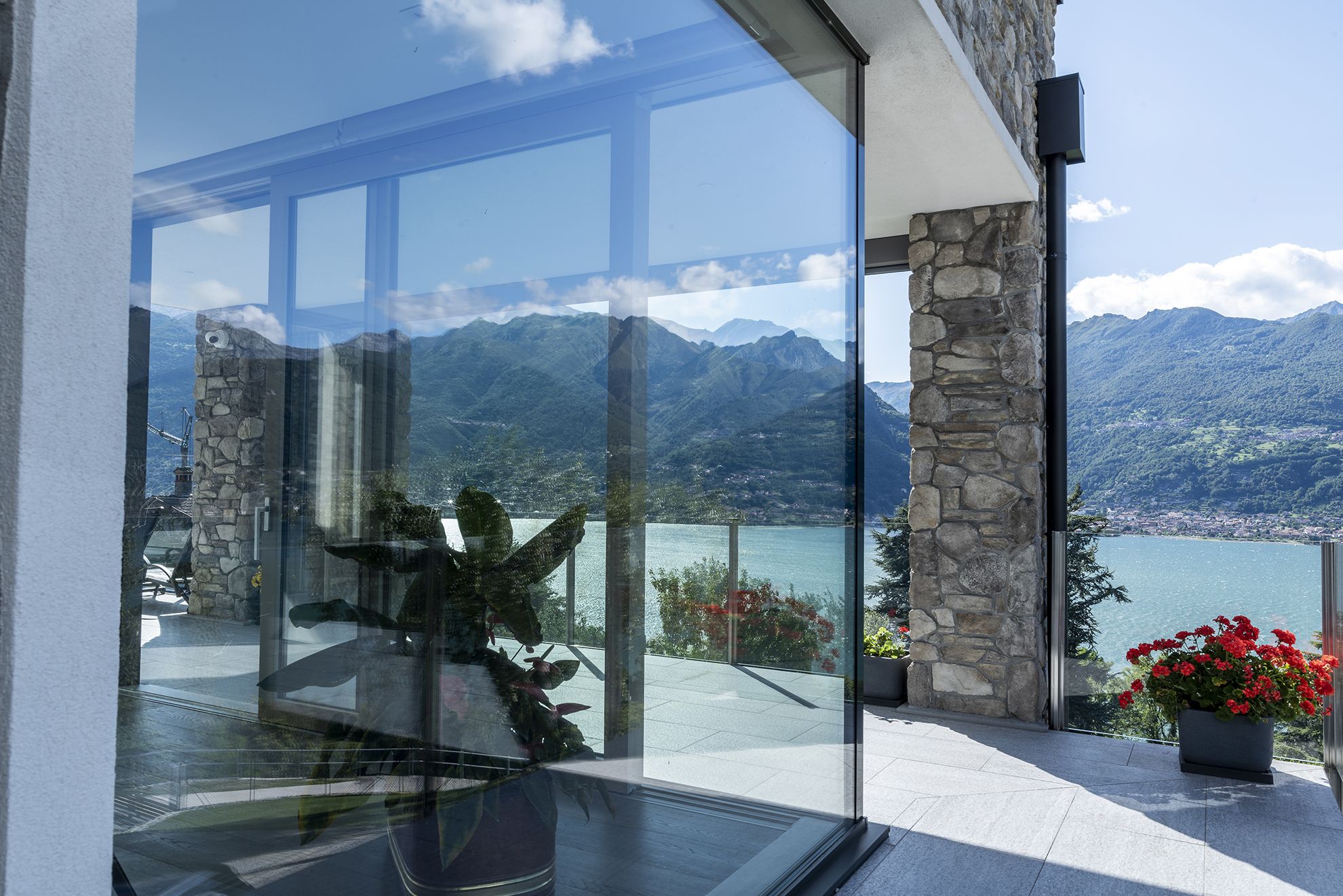 angolo con vetrata con vista sul lago e fiori