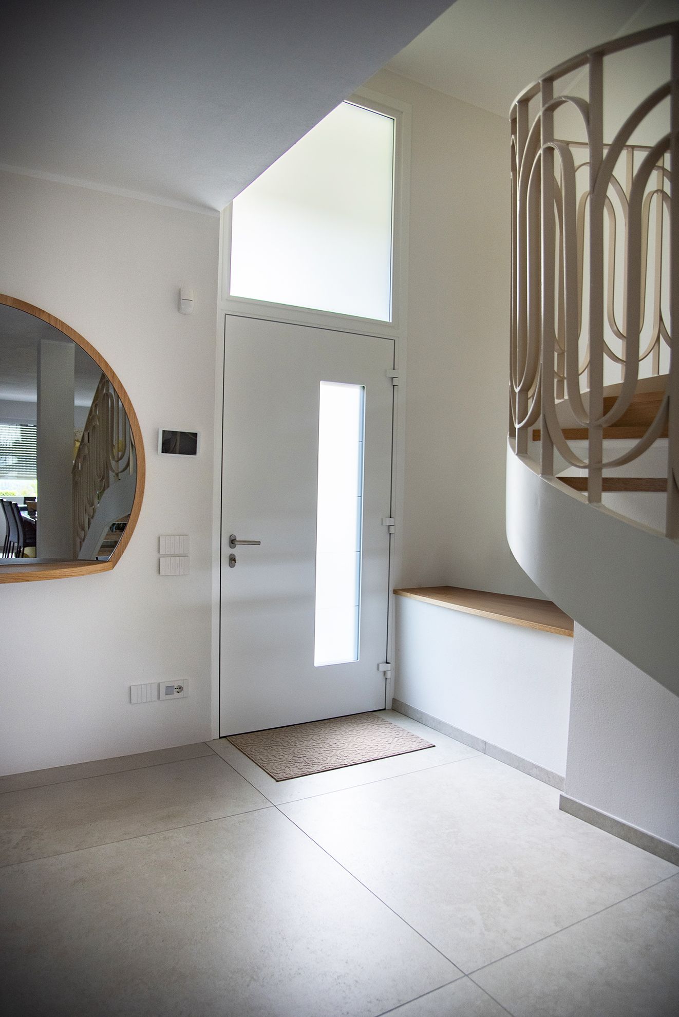 interno con portone ingresso bianco
