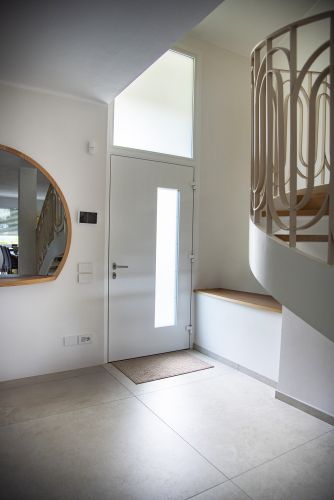 interno con portone ingresso bianco