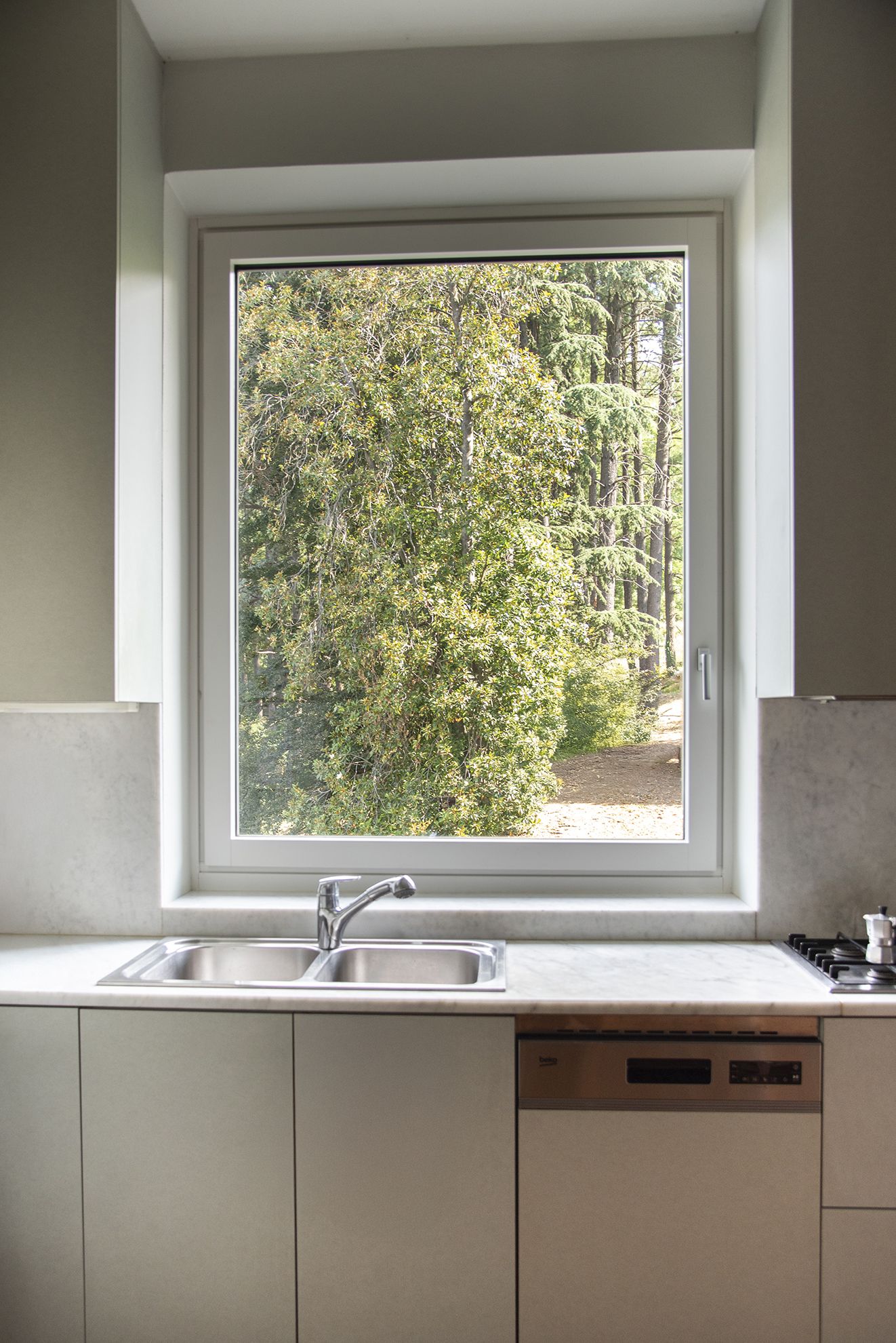cucina con vista con vista sul giardino