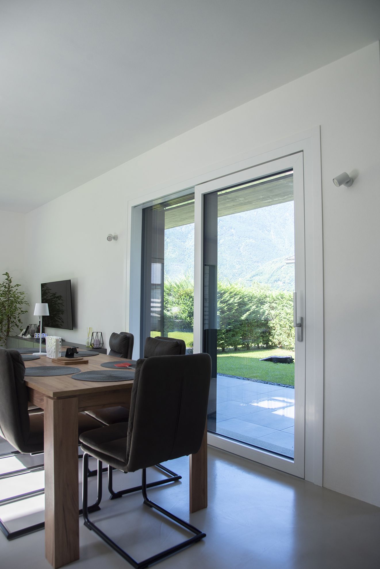 sala da pranzo con finestre grandi