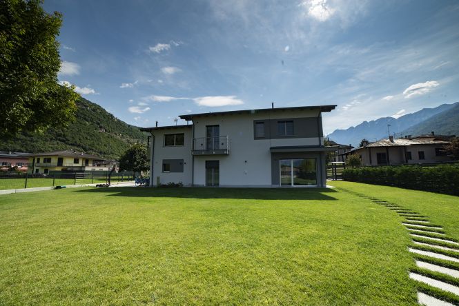 villetta in mezzo al prato