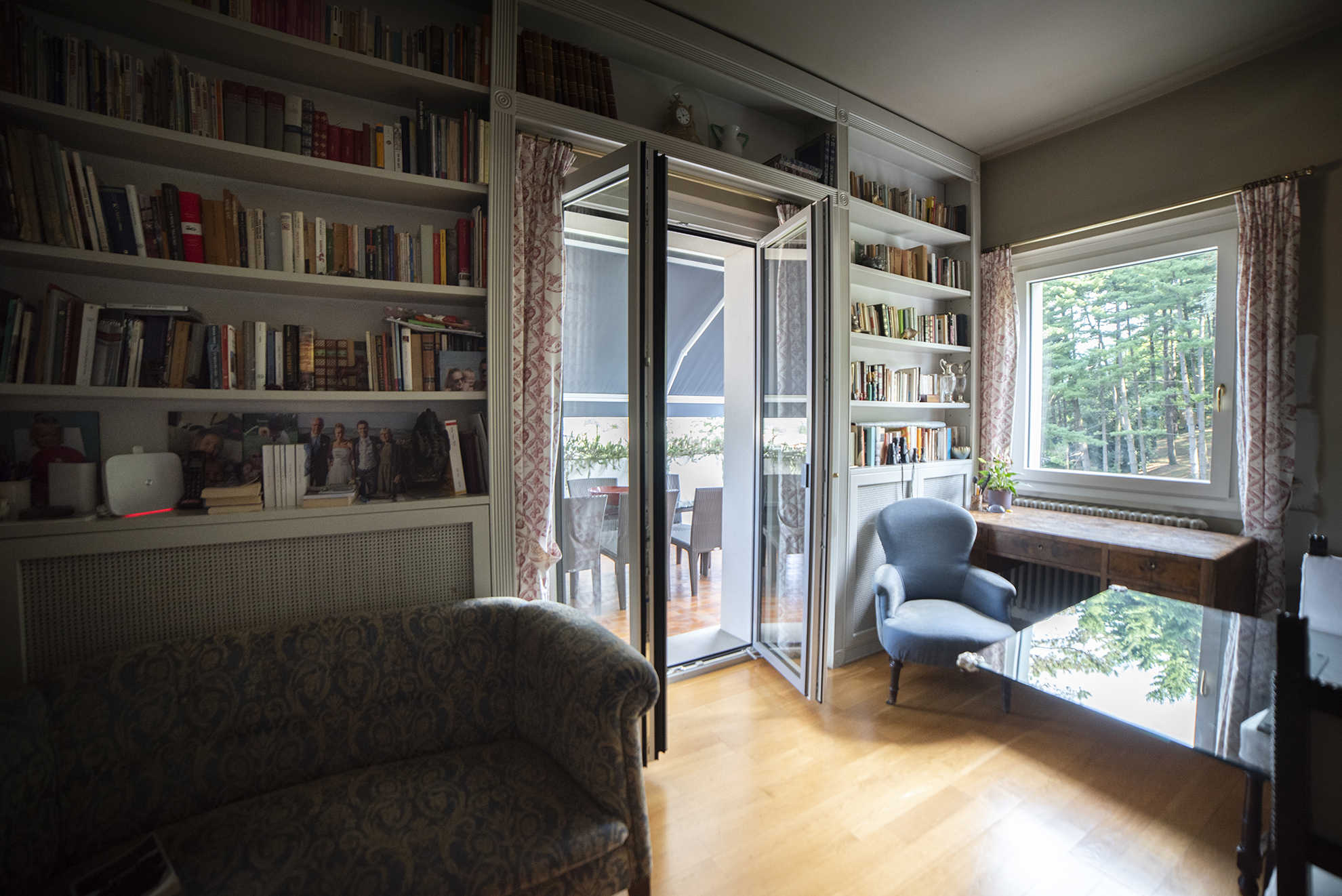 sala con finestra aperta