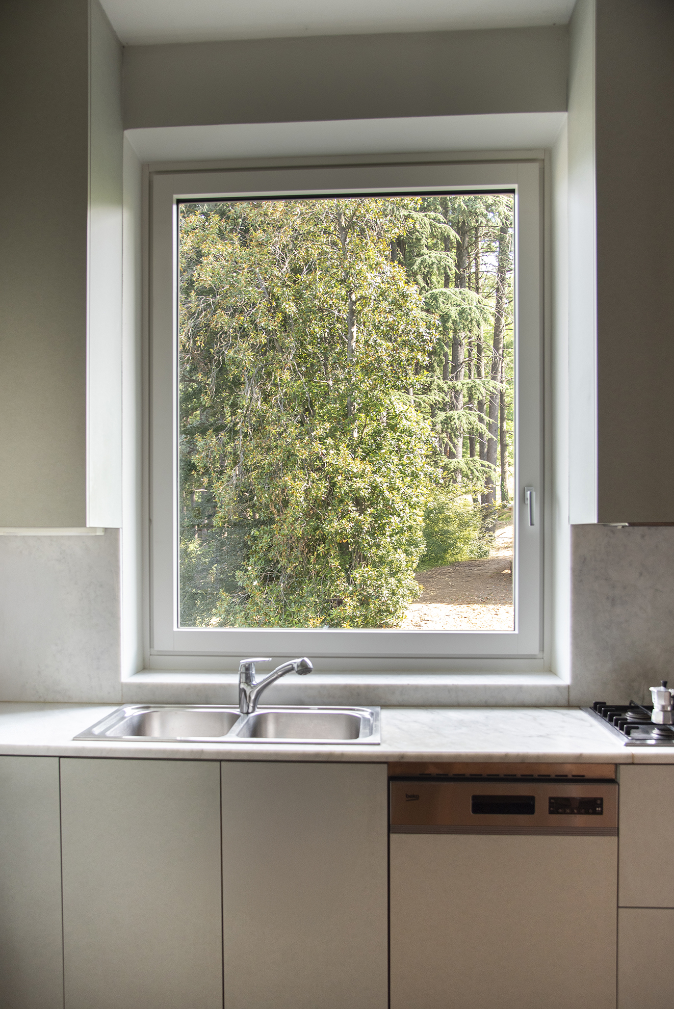 cucina con vista con vista sul giardino