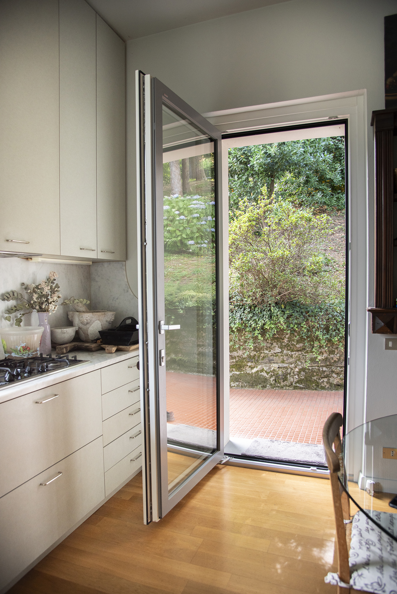 cucina con porta finestra che da sul giardino