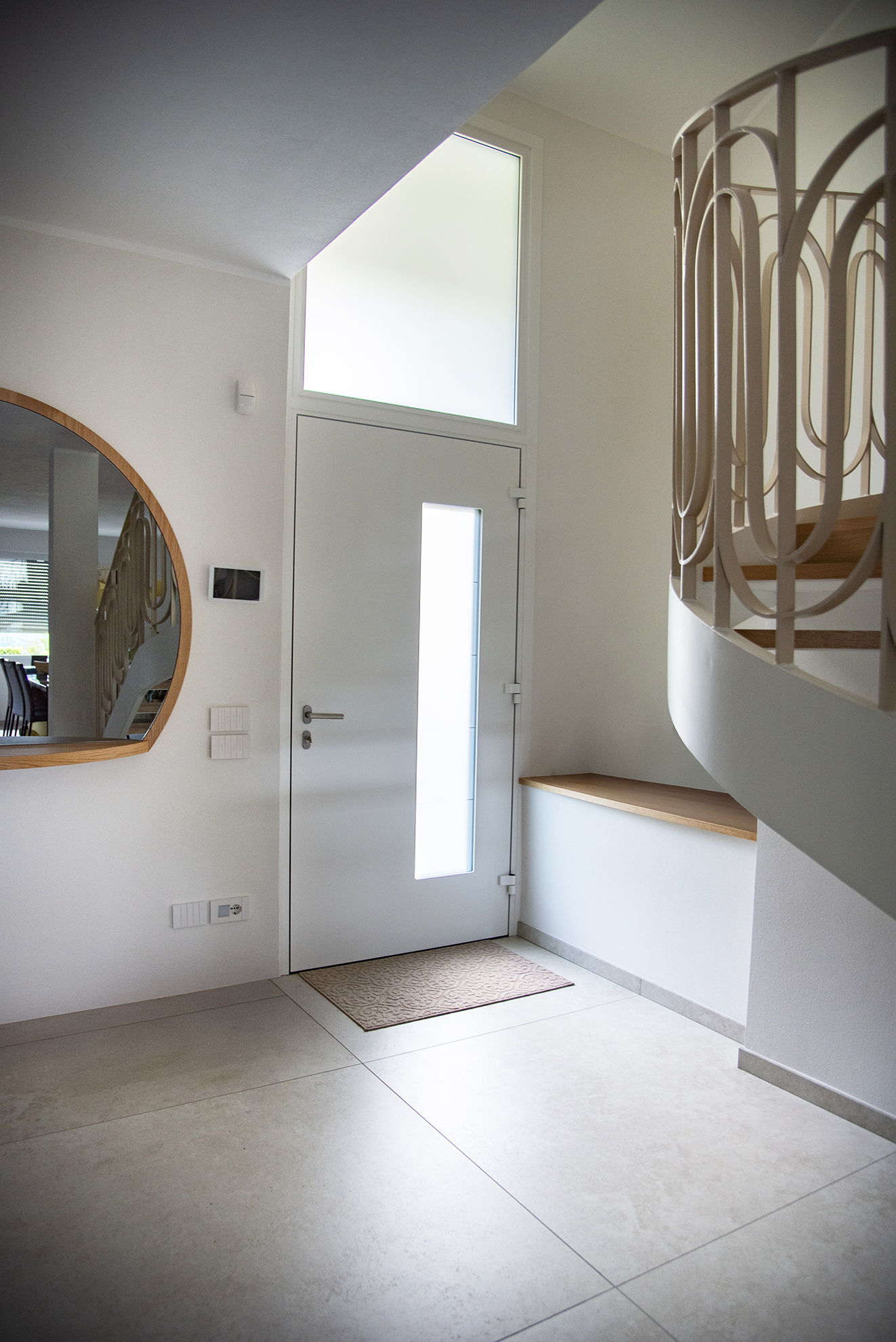interno con portone ingresso bianco
