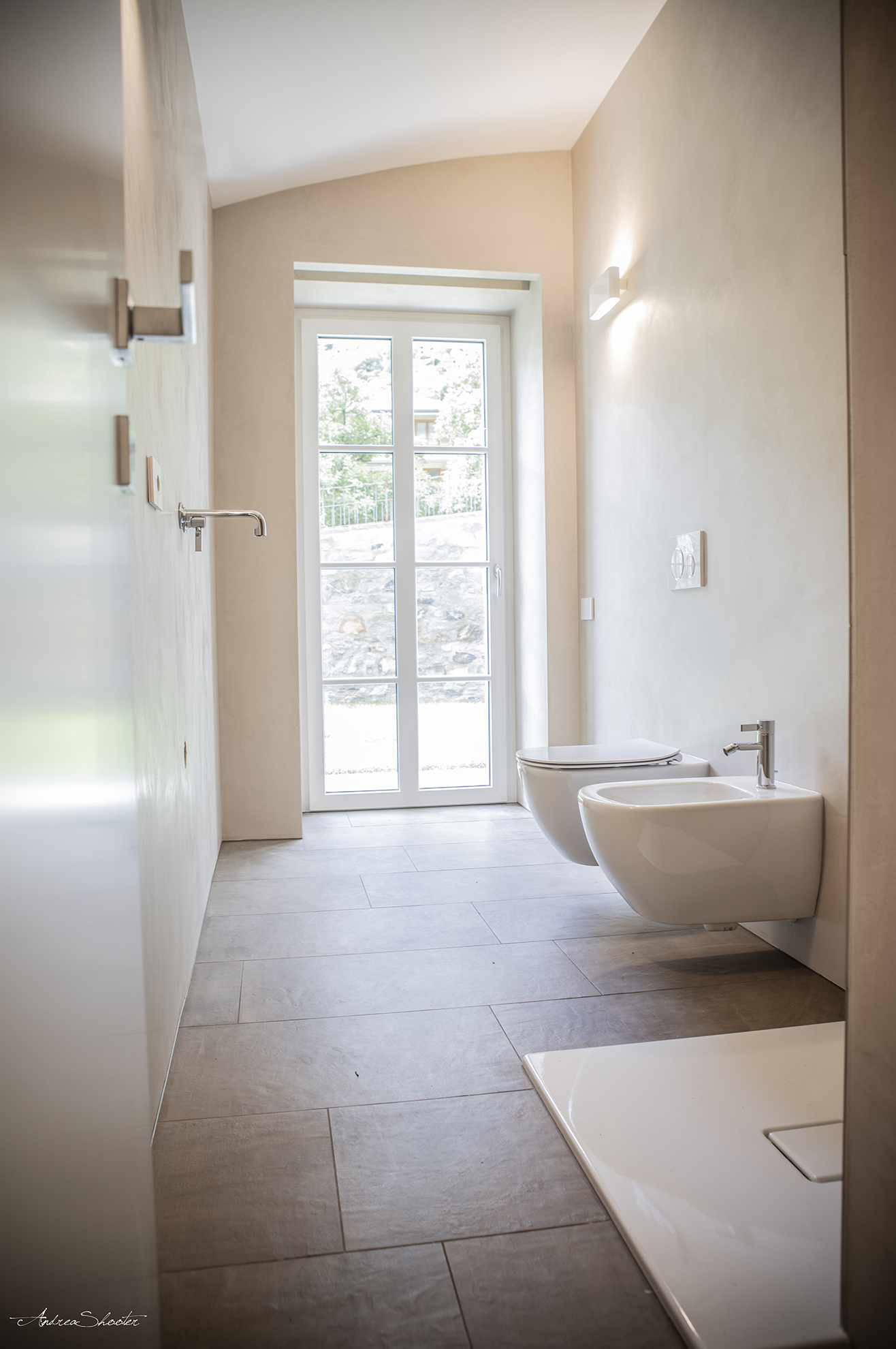 bagno con porta finestra