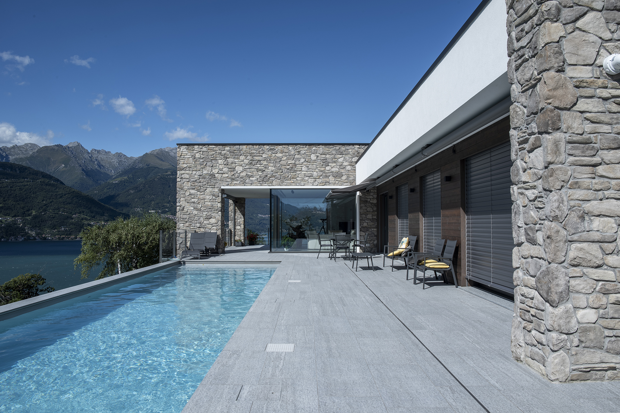 villa vista dalla piscina
