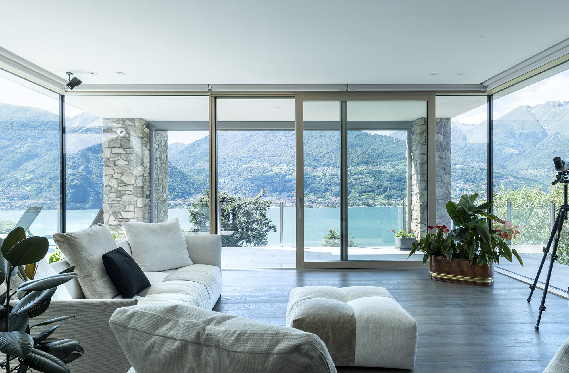 vetrata vista sul lago