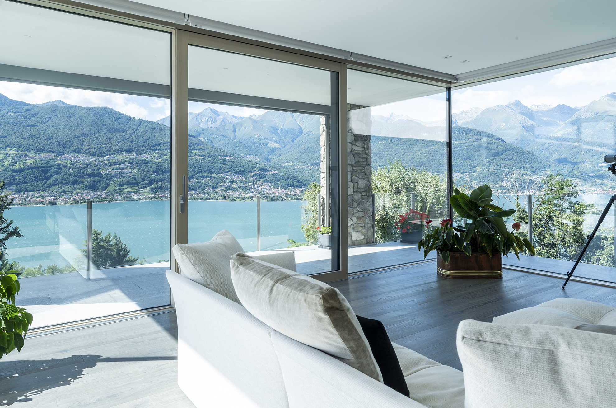sala con vista sul lago