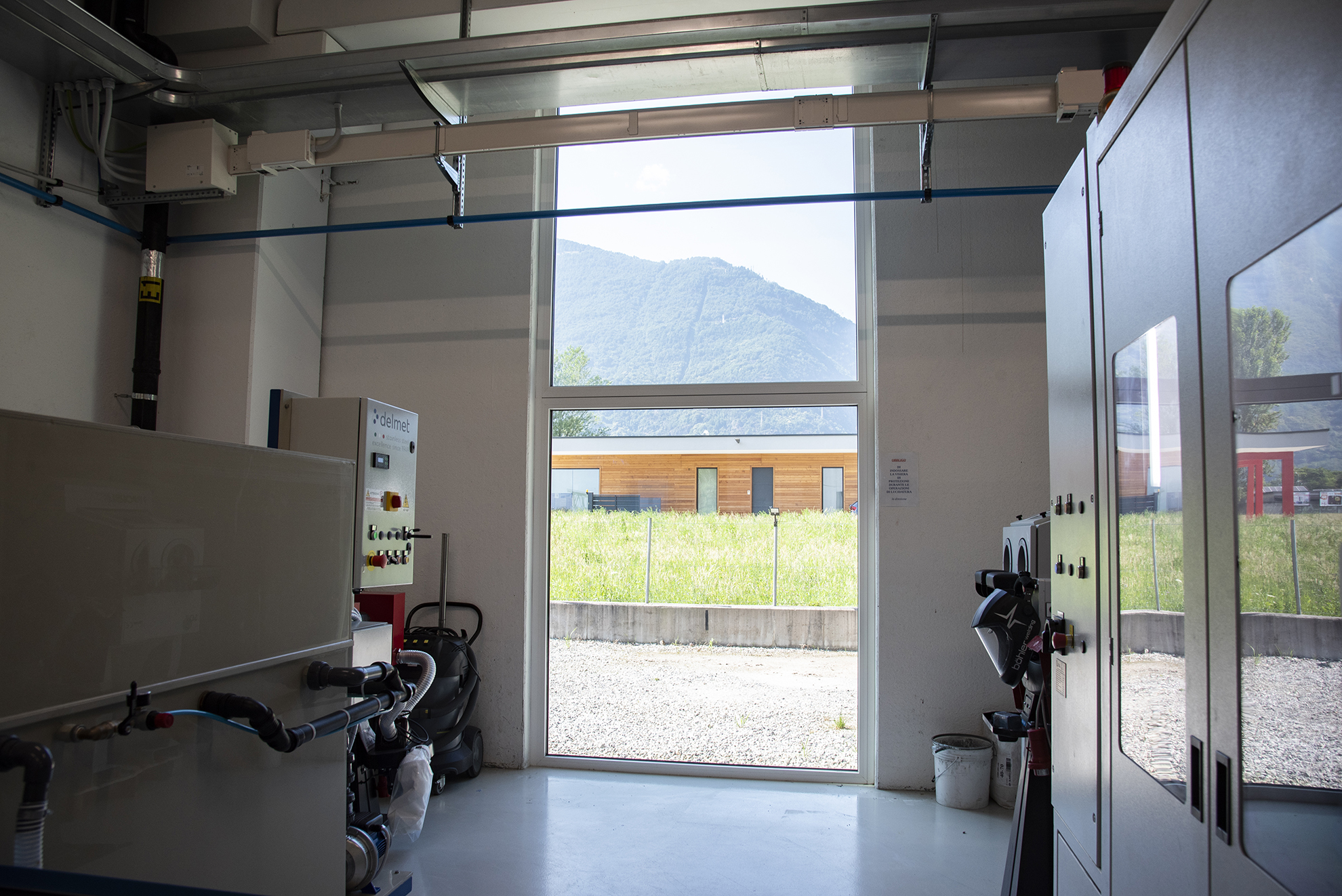 interno capannone con finestra