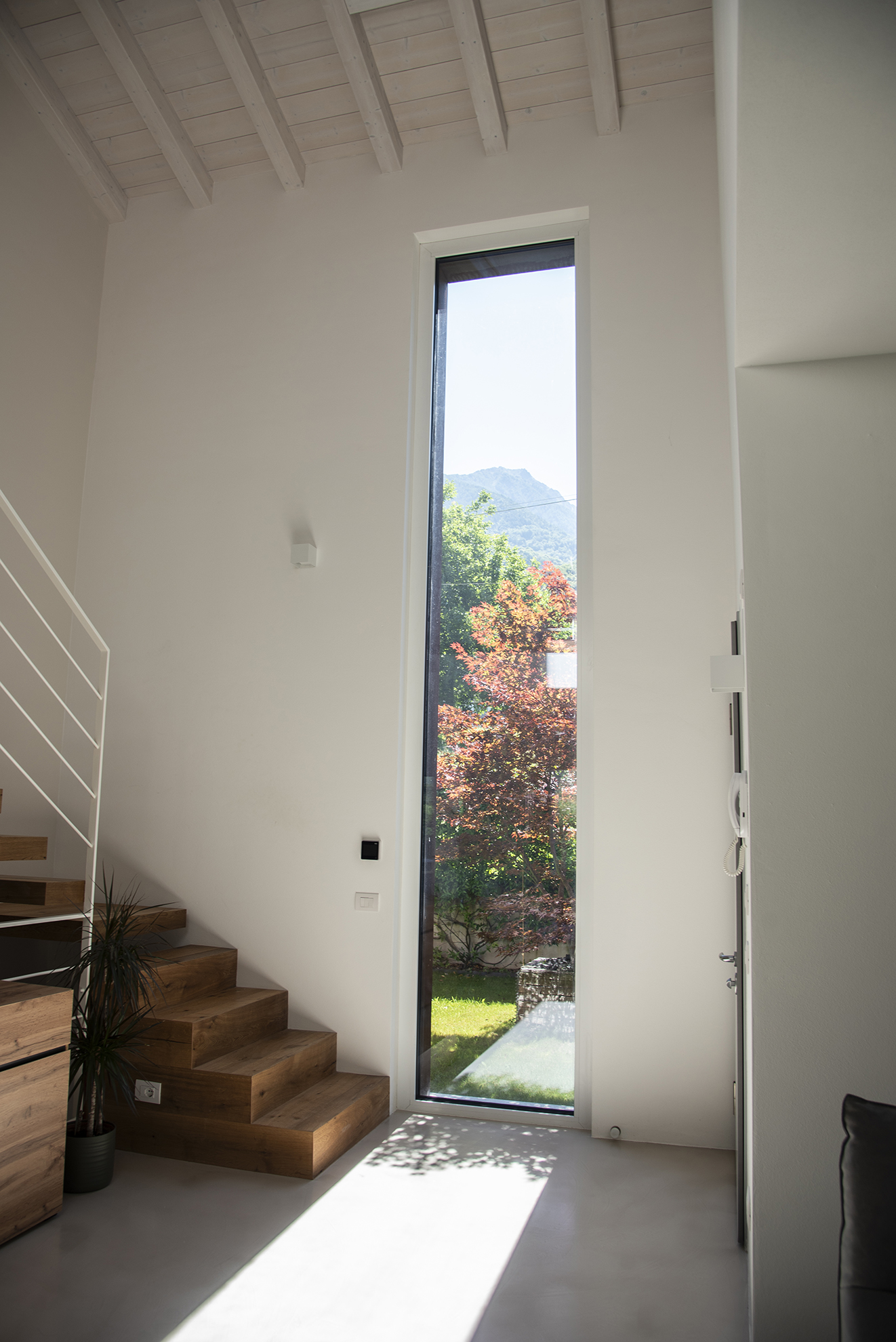 finestra lunga verticale vista dall'interno della casa