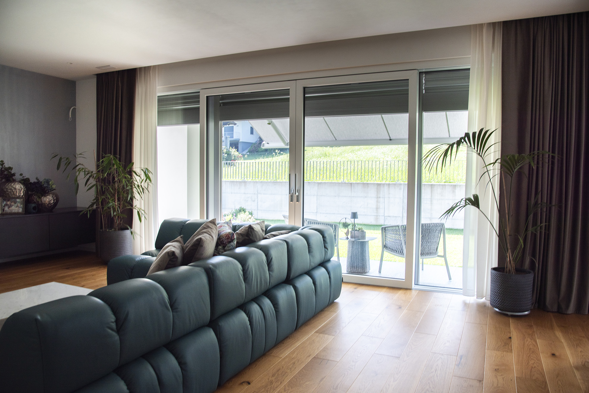 interno sala con divano e finestra