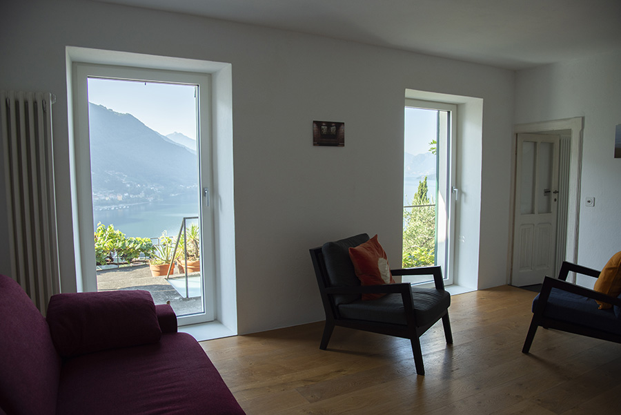 salotto con due porte finestre in legno