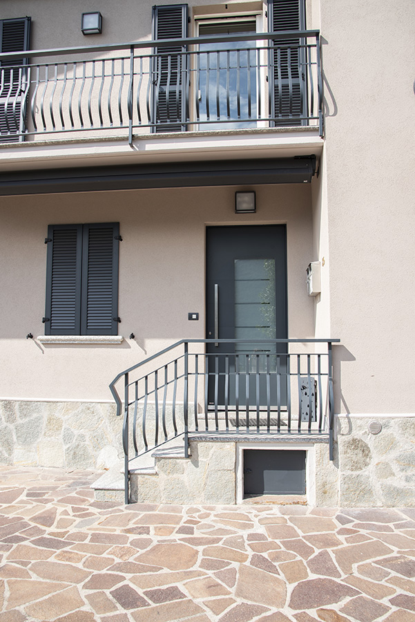 pezzo di casa con porta ingresso e balcone