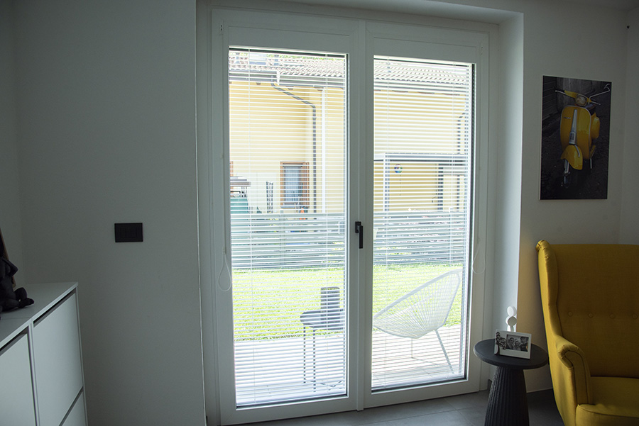 porta finestra con veneziane interno vetro