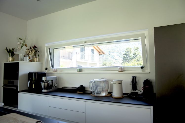 finestra lunga orizzontale della cucina