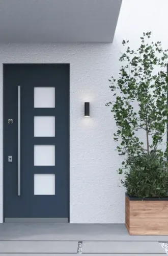 porta blindata blu con finestre quadrate