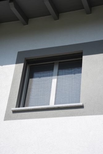 finestra chiusa con zanzariera