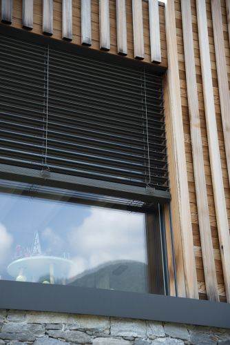 particolare finestra con frangisole