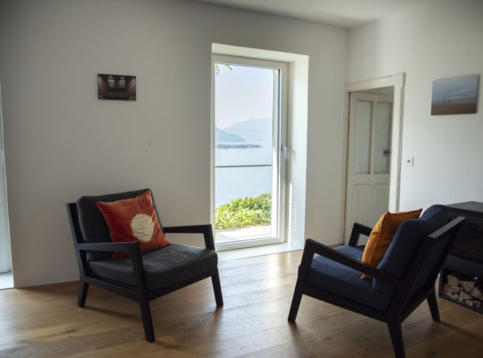 appartamento con poltrone e finestra