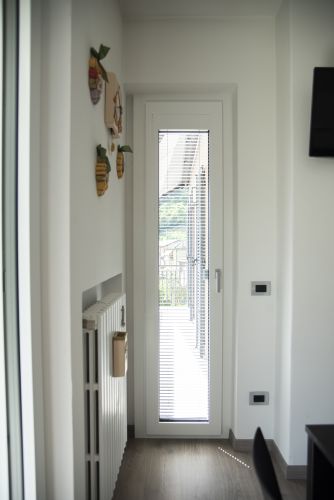 porta finestra con veneziana interna