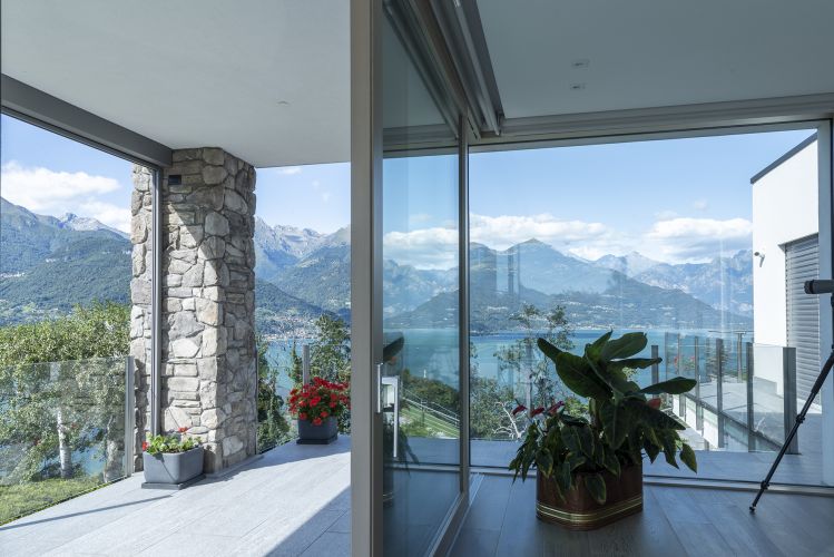 angolo con vetrata con vista sul lago