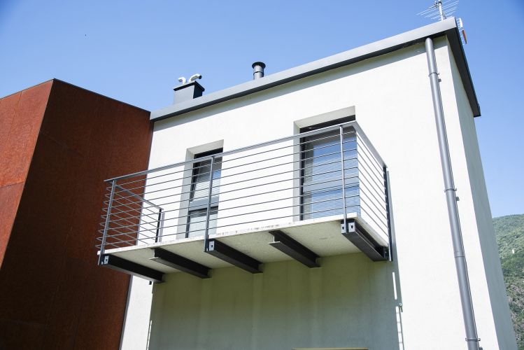 balconcino con porte finestre