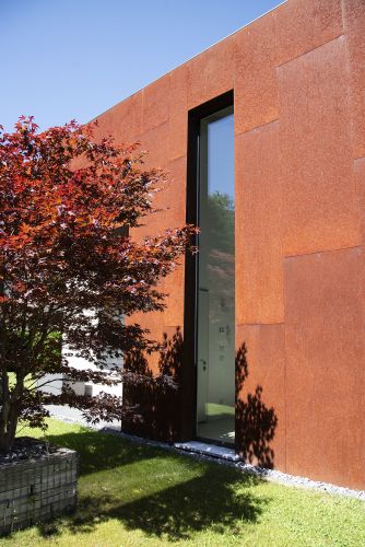 esterno con finestra lunga verticale