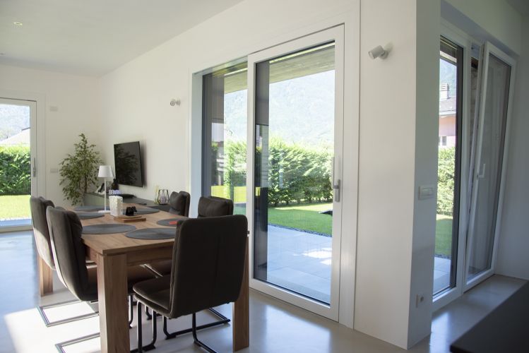 sala da pranzo con finestre grandi