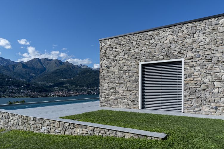 angolo sasso e finestra con frangisole