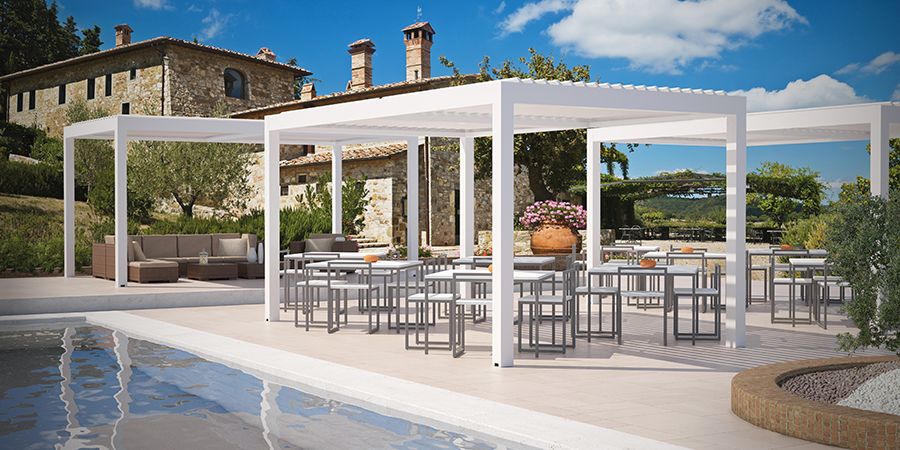 pergola bioclimatica  vicino a piscina