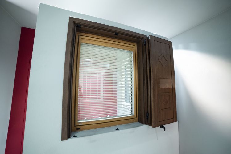 finestra con persiana di legno nello showroom