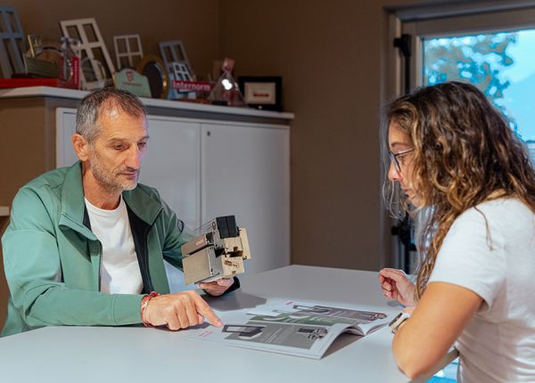 due persone che parlano di serramenti
