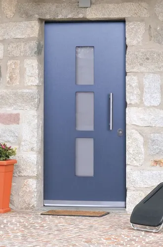 porta blindata blu con finestre rettangolari