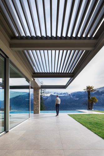 pergola bioclimatica  con uomo e vista lago