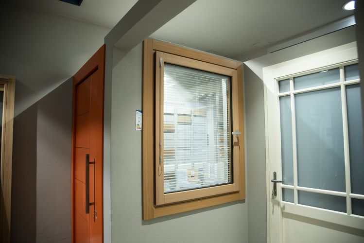 in showroom serramento legno con veneziana interna
