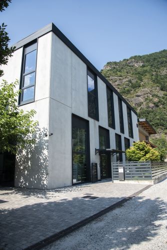 capannone con finestre