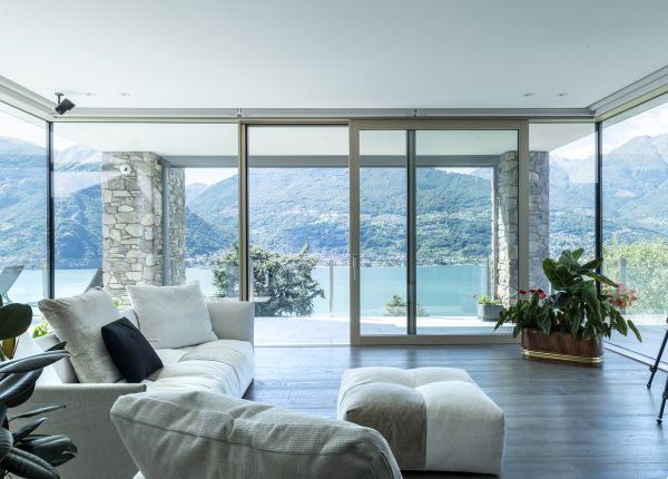 vetrata vista sul lago