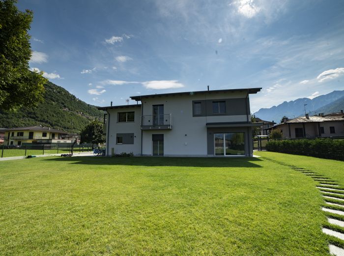 villetta in mezzo al prato